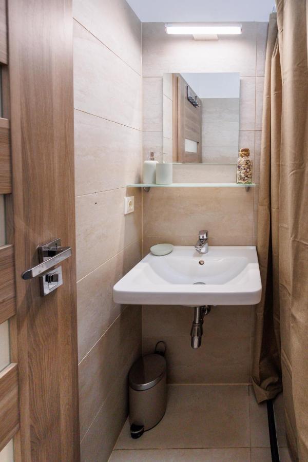 Cozy Market-Square Retreat Located In The Heart Of The 10Th District Vienne Extérieur photo